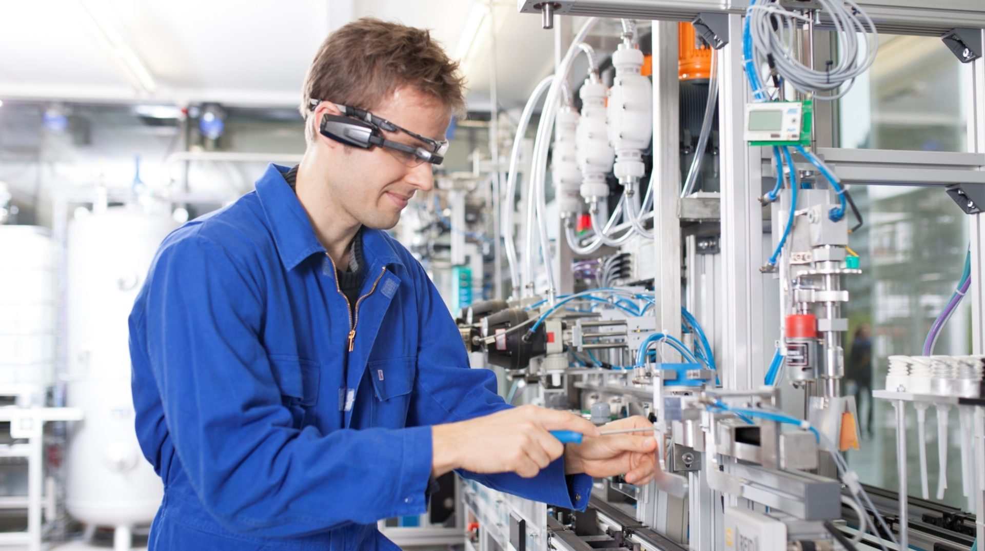 Der Techniker der Zukunft ist Brillenträger Line of Biz