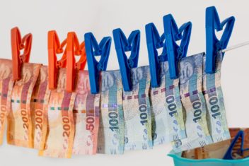 money laundering steve buissinne auf pixabay
