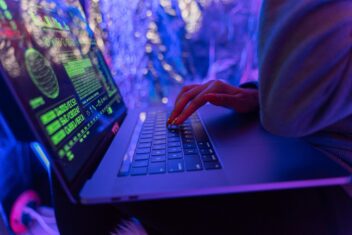 Symbolybild Haende tippen auf Tastatur copyright pexels
