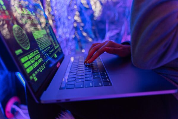 Symbolybild Haende tippen auf Tastatur copyright pexels
